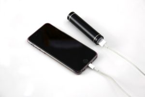 Powerbank zum Laden an ein Smartphone angeschlossen