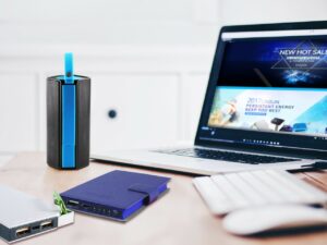 Powerbank verschiedene Modelle auf dem Schreibtisch