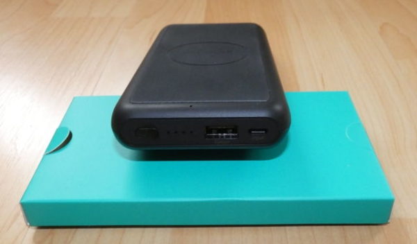 Wireless Powerbank RAVPower 10000mAh RP-PB081 Anschlüsse und LED-Anzeigen