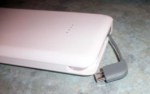 zusätzliches Micro-USB-Kabel an der Intenso Powerbank S10000