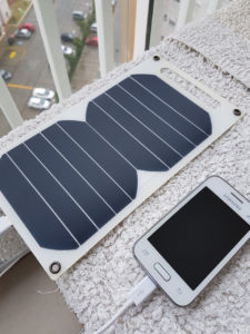 Solar Panel lädt Handy bzw. Smartphone