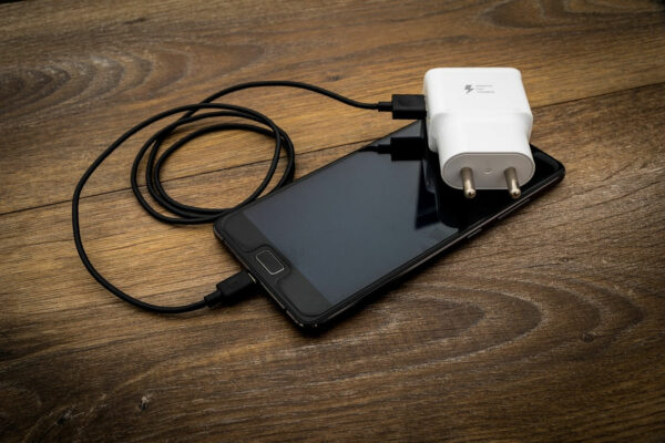 Smartphone laden mit einem USB-Ladegerät
