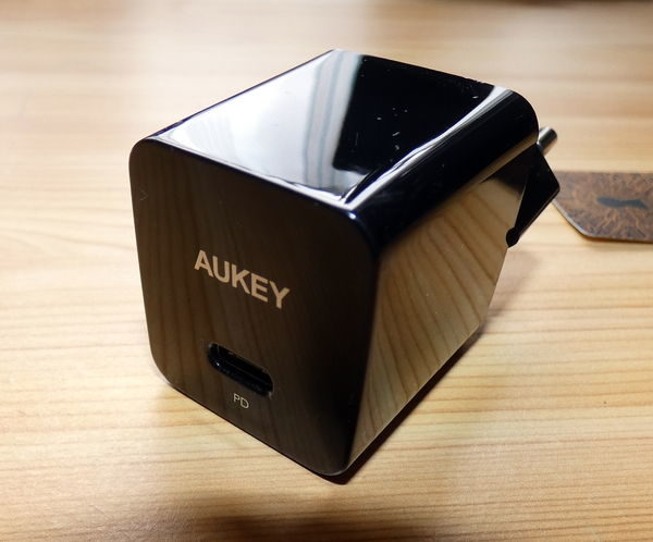 Test: AUKEY USB-C Ladegerät PA-Y18 2 AUKEY USB-C Ladegerät PA-Y18 mit Hochglanz-Oberfläche