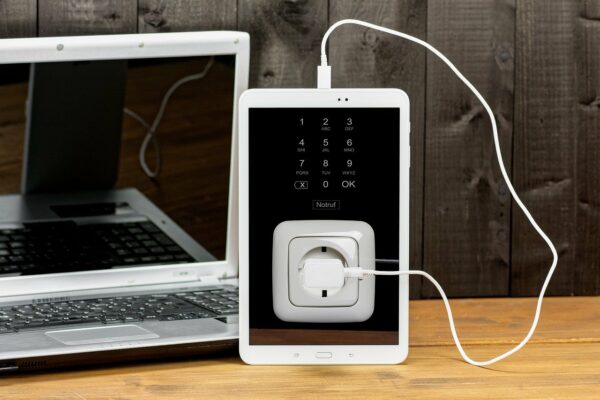Powerbank mit Steckdose für Laptop und andere 230 Volt Geräte Powerbank mit Steckdose