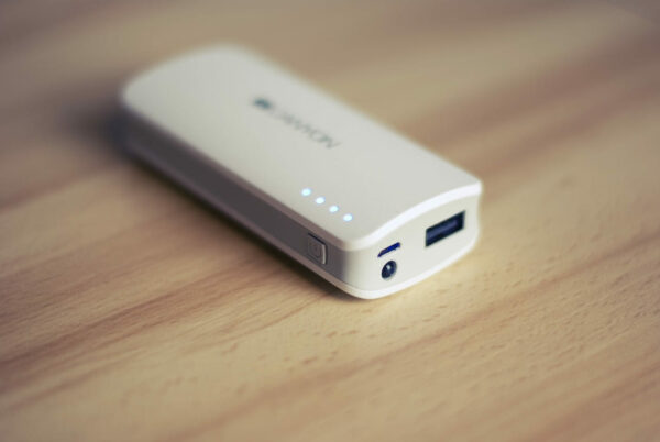 kleine Powerbank voll geladen