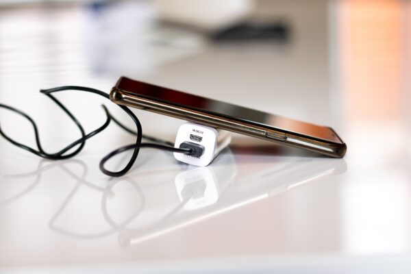 Smartphone laden mit Mini-Powerbank Mini-Powerbank am Smartphone