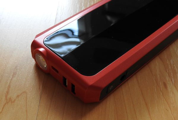 Starthilfe mit Powerbank – Detailaufnahme der Anschlüsse und LED-Leuchte der Audew Jump Starter