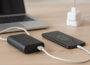 Powerbank richtig nutzen beim Laden eines Smartphones auf dem Schreibtisch