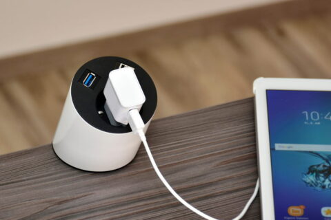 Ladeleistung verstehen: Watt, Ampere und Volt einfach erklärt 4 Smartphone wird mit leistungsstarkem Ladegerät geladen – Ladeleistung im Alltag