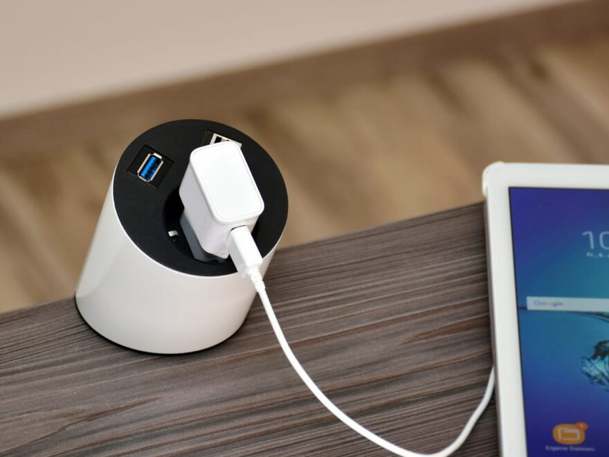 Smartphone wird mit leistungsstarkem Ladegerät geladen – Ladeleistung im Alltag