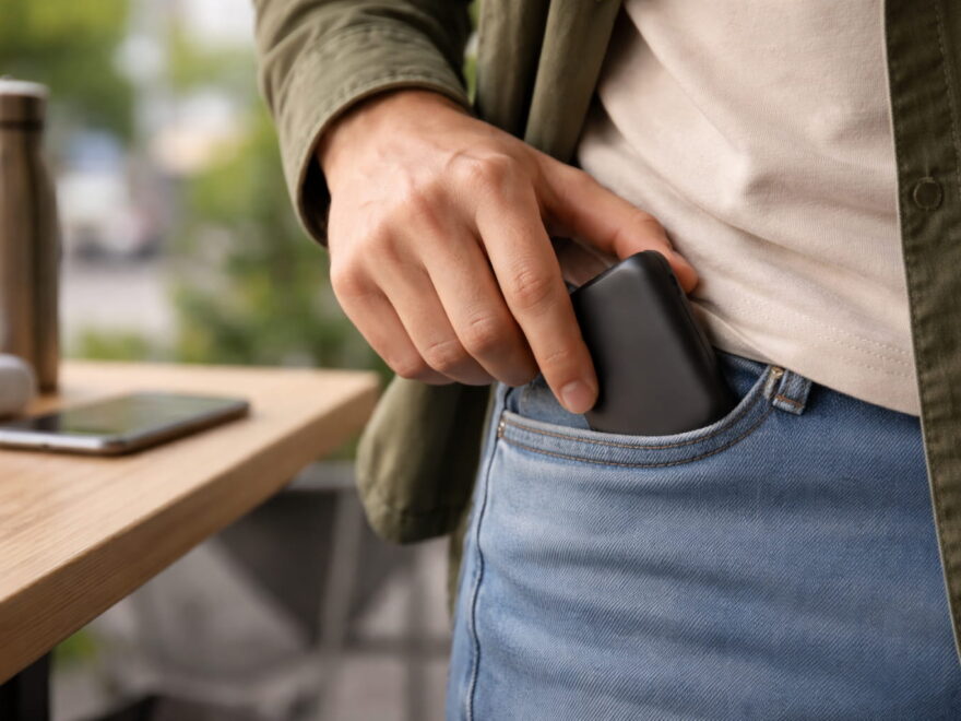 Kleine kompakte Powerbank wird in eine Hosentasche gesteckt