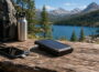 Solar-Powerbank lädt ein Smartphone beim Wandern in sonniger Outdoor-Umgebung.