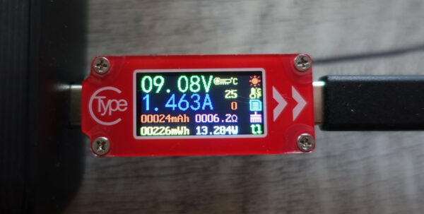Zeigt die Typ-C-Analyse bei höheren Spannungen. Ein moderner USB-C Protokoll-Analysator zeigt die anliegende Spannung von über 9 Volt beim Schnellladen einer Powerbank.